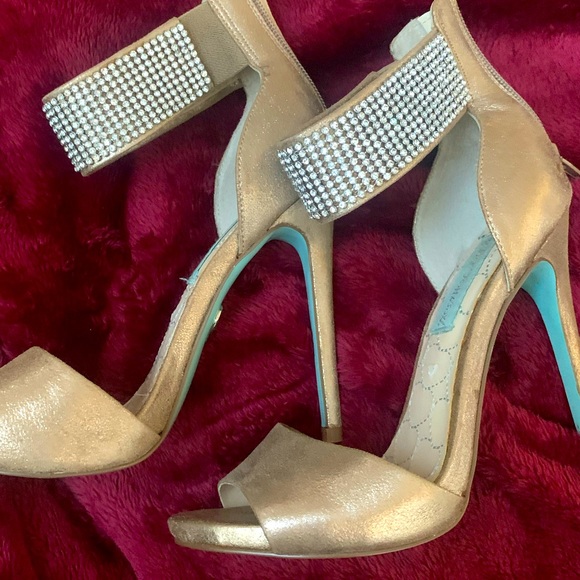Betsy Johnson Gold Heels - size 6 - Picture 3 of 7
